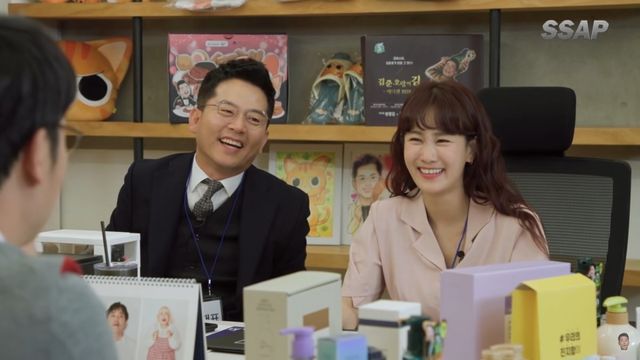 개그맨 김준호와 그의 연인이자 개그우먼 김지민(왼쪽부터)이 유튜브 채널 ‘얼간 김준호’의 한 콘텐츠에 함께 출연해 환하게 웃고 있다. 사진출처｜유튜브 영상 캡처