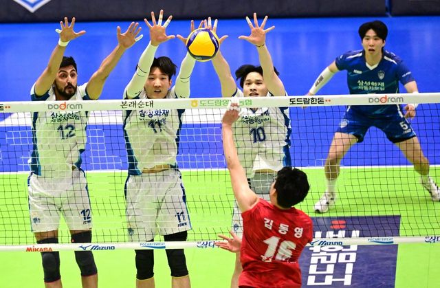 삼성화재 파즐리, 양수현, 김정호(왼쪽부터)가 20일 수원체육관에서 열린 한국전력과 원정경기 도중 나란히 블로킹을 시도하고 있다. 사진제공｜KOVO