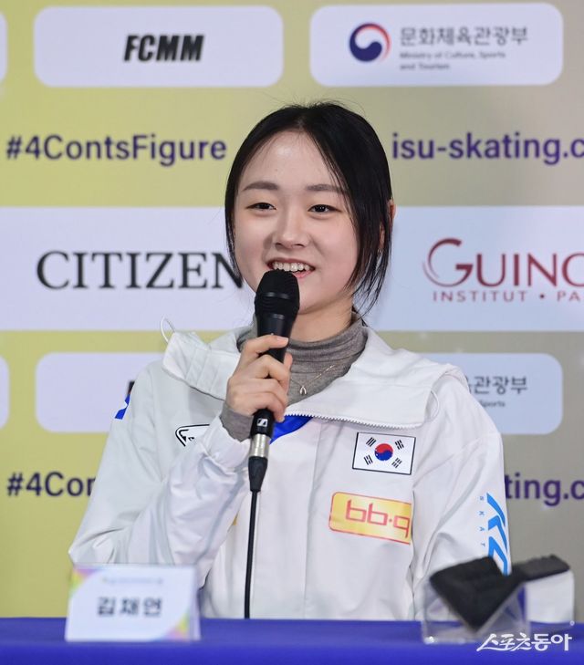 여자 싱글 김채연이 18일 목동아이스링크에서 열린 2025 4대륙 피겨선수권대회 미디어데이에서 인사말을 하고 있다. 목동｜주현희 기자 teth1147@donga.com