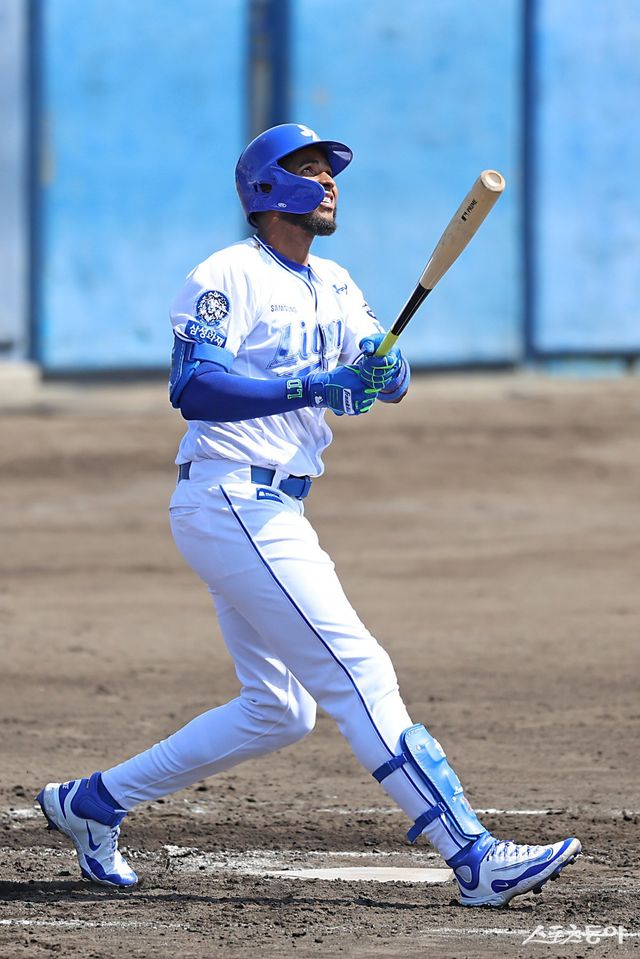 삼성 르윈 디아즈가 19일 일본 오키나와 스프링캠프에서 펼쳐진 주니치와 연습경기 도중 타구를 응시하고 있다. 사진제공｜삼성 라이온즈