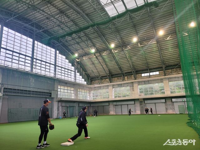 한화 선수들이 21일 일본 오키나와 온나손 아카마구장 실내 훈련장에서 수비 훈련을 진행하고 있다. 두 팀은 비로 인해 21일에 예정됐던 연습경기를 진행하지 못했다. 홈팀 삼성이 아카마구장의 스프링캠프 훈련 시설을 사용할 수 있게 배려하면서 원정팀 한화가 아카마 구장에서 팀 훈련을 실시했다. 오키나와(일본)｜장은상 기자 award@dong.com