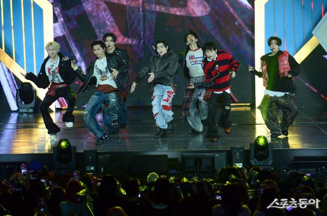 스포츠동아가 주최하고 ‘유픽(upick)’과 WSM이주관하는 ‘유픽과 함께 하는 제1회 디 어워즈(D Awards with upick)’(주최: 스포츠동아, WSM · 주관: UPICK, WSM · 후원: G.K Link, ITTA)가 22일 서울 고려대학교 화정체육관에서 개최됐다. 디 어워즈 시상식에 참석한 ENHYPEN(엔하이픈)이 공연을 펼치고 있다 . 김종원 기자 won@donga.com