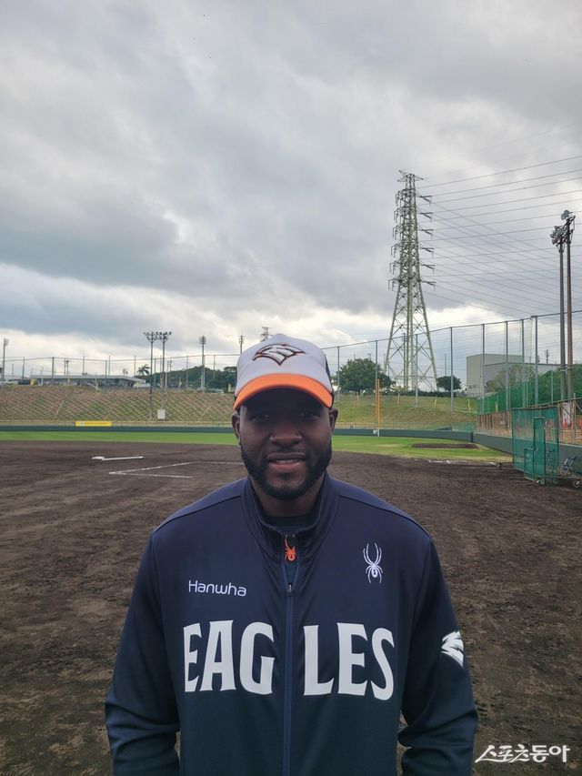 한화 에스테반 플로리얼이 22일 일본 오키나와 구시카와구장에서 스포츠동아와 인터뷰를 진행한 뒤 사진촬영을 하고 있다. 플로리얼은 이날 경기에서 5회초 역전 3점홈런을 때리며 3타수 1안타 1홈런 3타점 1득점의 맹활약을 펼쳤다. 오키나와(일본)｜장은상 기자 award@donga.com