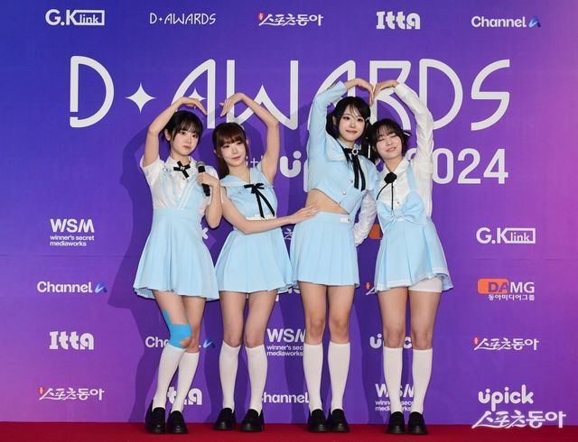 스포츠동아가 주최하고 ‘유픽과 함께하는 제1회 디 어워즈(D Awards with UPICK)’(주최: 스포츠동아, WSM · 주관: UPICK, WSM · 후원: G.K Link, ITTA)가 22일 고려대학교 화정체육관에서 열렸다. QWER이 포즈를 취하고 있다. 주현희 기자 teth1147@donga.com