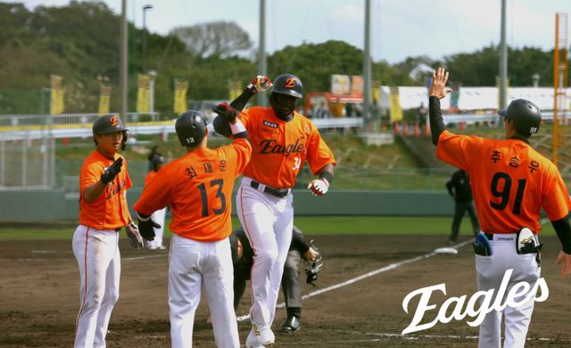 한화 에스테반 플로리얼(왼쪽 3번째). 사진제공｜한화 이글스