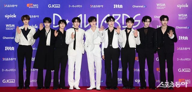 스포츠동아가 주최하고 ‘유픽과 함께하는 제1회 디 어워즈(D Awards with UPICK)’(주최: 스포츠동아, WSM · 주관: UPICK, WSM · 후원: G.K Link, ITTA)가 22일 고려대학교 화정체육관에서 열렸다. 제로베이스원이 포즈를 취하고 있다. 주현희 기자 teth1147@donga.com