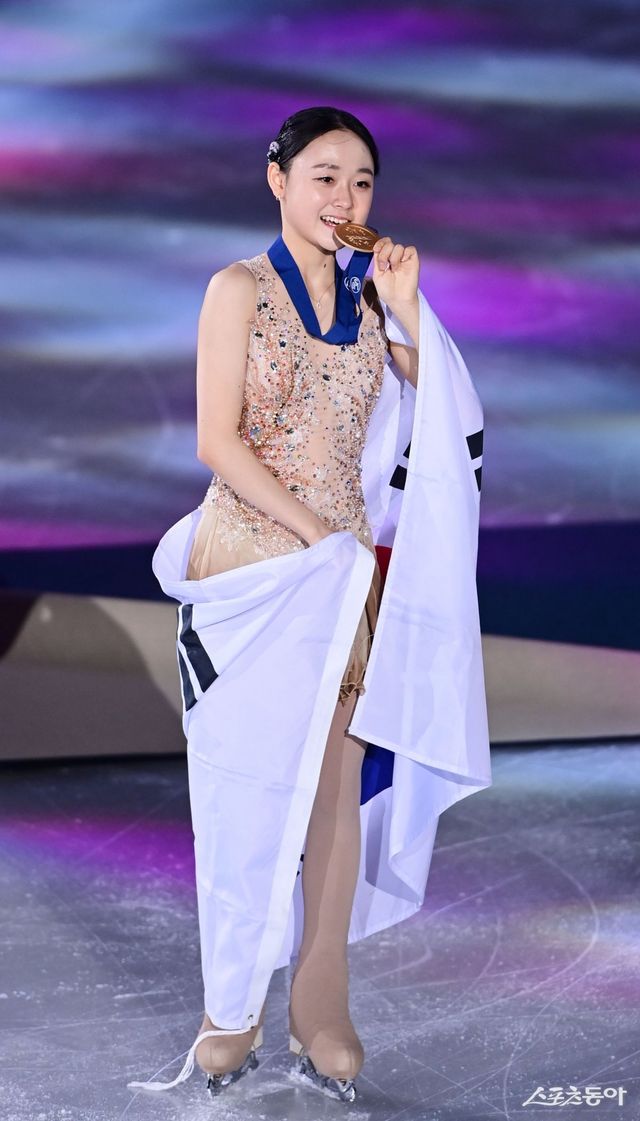 여자 싱글 김채연이 23일 목동아이스링크에서 열린 2025 4대륙 피겨선수권대회에서 총점 222.38로 1위를 확정한 뒤 금메달 세리머니를 펼치고 있다. 목동｜주현희 기자 teth1147@donga.com