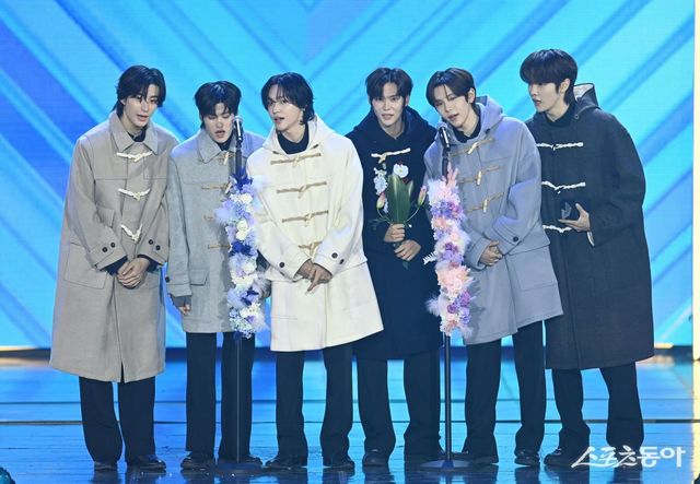 스포츠동아가 주최하고 ‘유픽(upick)’과 WSM이 주관하는 ‘유픽과 함께 하는 제1회 디 어워즈(D Awards with upick)’(주최: 스포츠동아, WSM · 주관: UPICK, WSM · 후원: G.K Link, ITTA)가 22일 서울 고려대학교 화정체육관에서 개최됐다. 디 어워즈 블랙라벨 올해의 퍼포먼스(D*AWARDS BLACK LABEL Performance of the Year)에 선정된 라이즈(RIIZE)가 수상 소감을 밝히고 있다. 주현희 기자 teth1147@donga.com