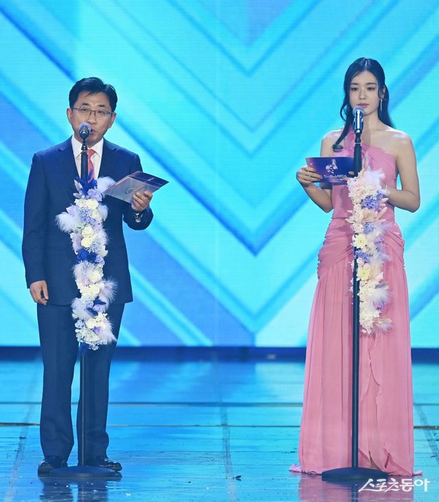 디 어워즈 아이코닉(= 시상자 박현진 스포츠동아 대표이사와 배우 안은진이 수상자를 발표하고 있다. 주현희 기자 teth1147@donga.com