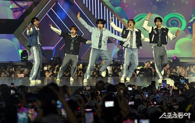 스포츠동아가 주최하고 ‘유픽(upick)’과 WSM이주관하는 ‘유픽과 함께 하는 제1회 디 어워즈(D Awards with upick)’(주최: 스포츠동아, WSM · 주관: UPICK, WSM · 후원: G.K Link, ITTA)가 22일 서울 고려대학교 화정체육관에서 개최됐다. 디 어워즈 시상식에 참석한 NCT WISH(엔시티 위시)가 공연을 펼치고 있다. 김민성 기자 marineboy@donga.com