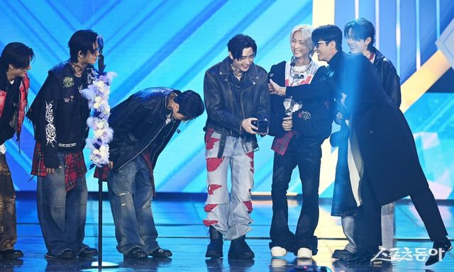 스포츠동아가 주최하고 ‘유픽(upick)’과 WSM이 주관하는 ‘유픽과 함께 하는 제1회 디 어워즈(D Awards with upick)’(주최: 스포츠동아, WSM · 주관: UPICK, WSM · 후원: G.K Link, ITTA)가 22일 서울 고려대학교 화정체육관에서 개최됐다. 디 어워즈 블랙라벨 올해의 앨범(D*AWARDS BLACK LABEL Album of the Year)에 선정된 ENHYPEN(엔하이픈)이 배우 차승원으로부터 트로피를 받고 있다. 주현희 기자 teth1147@donga.com