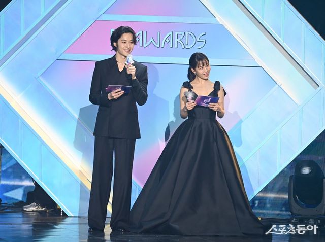 스포츠동아가 주최하고 ‘유픽(upick)’과 WSM이 주관하는 ‘유픽과 함께 하는 제1회 디 어워즈(D Awards with upick)’(주최: 스포츠동아, WSM · 주관: UPICK, WSM · 후원: G.K Link, ITTA)가 22일 서울 고려대학교 화정체육관에서 개최됐다. MC를 맡은 이종원과 고민시가 시상식을 진행하고 있다. 주현희 기자 teth1147@donga.com