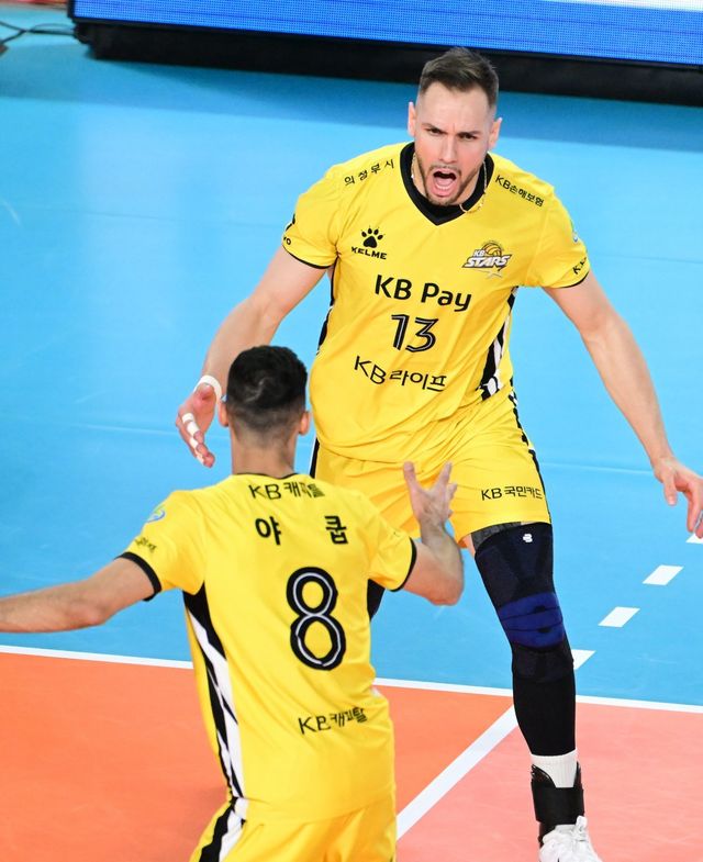 KB손해보험 외국인선수 비예나(뒤)가 23일 대전충무체육관에서 펼쳐진 삼성화재와 원정경기 도중 득점한 뒤 야쿱과 손뼉을 마주치고 있다. 사진제공｜KOVO