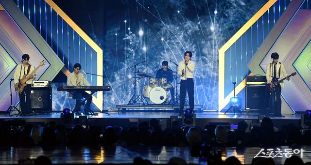 스포츠동아가 주최하고 ‘유픽(upick)’과 WSM이주관하는 ‘유픽과 함께 하는 제1회 디 어워즈(D Awards with upick)’(주최: 스포츠동아, WSM · 주관: UPICK, WSM · 후원: G.K Link, ITTA)가 22일 서울 고려대학교 화정체육관에서 개최됐다. 디 어워즈 시상식에 참석한 엔플라잉(N.Flying)이 공연을 펼치고 있다. 김민성 기자 marineboy@donga.com