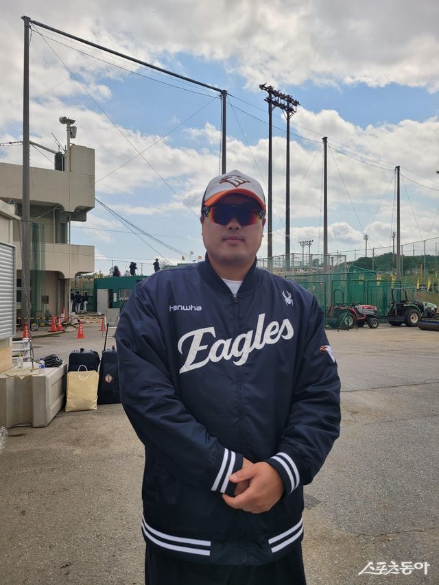 한화 류현진이 22일 일본 오키나와 구시카와구장에서 스포츠동아와 인터뷰를 마친 뒤 사진촬영을 하고 있다. 류현진은 “올해 선발로 30경기 이상을 뛰고 싶다”며 상세한 계획을 밝혔다. 류현진의 2025년 오키나와 연습경기 첫 실전등판은 26일 KT전이 될 예정이다. 오키나와(일본)｜장은상 기자 award@donga.com