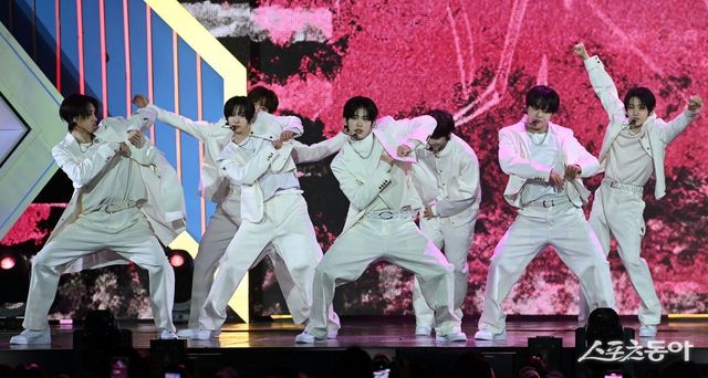 스포츠동아가 주최하고 ‘유픽(upick)’과 WSM이주관하는 ‘유픽과 함께 하는 제1회 디 어워즈(D Awards with upick)’(주최: 스포츠동아, WSM · 주관: UPICK, WSM · 후원: G.K Link, ITTA)가 22일 서울 고려대학교 화정체육관에서 개최됐다. 디 어워즈 시상식에 참석한 킥플립(KickFlip)이 공연을 펼치고 있다. 김민성 기자 marineboy@donga.com