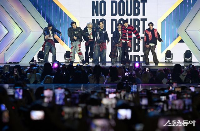 스포츠동아가 주최하고 ‘유픽(upick)’과 WSM이주관하는 ‘유픽과 함께 하는 제1회 디 어워즈(D Awards with upick)’(주최: 스포츠동아, WSM · 주관: UPICK, WSM · 후원: G.K Link, ITTA)가 22일 서울 고려대학교 화정체육관에서 개최됐다. 디 어워즈 시상식에 참석한 ENHYPEN(엔하이픈)이 공연을 펼치고 있다. 김민성 기자 marineboy@donga.com