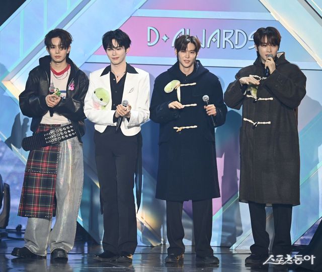 스포츠동아가 주최하고 ‘유픽(upick)’과 WSM이 주관하는 ‘유픽과 함께 하는 제1회 디 어워즈(D Awards with upick)’(주최: 스포츠동아, WSM · 주관: UPICK, WSM · 후원: G.K Link, ITTA)가 22일 서울 고려대학교 화정체육관에서 개최됐다. 엔하이픈 희승, 제로베이스원 한빈, 라이즈 은석, 성찬이 ‘2025 뱀띠즈 인터뷰’를 하고 있다. 주현희 기자 teth1147@donga.com