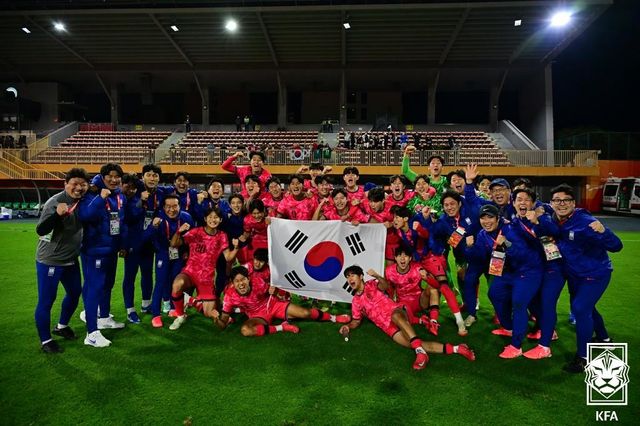 이창원 감독이 이끄는 U-20 대표팀이 23일 중국 선전 유소년훈련스타디움에서 벌어진 우즈베키스탄과 2025 U-20 아시안컵 8강전을 마친 뒤 준결승 진출을 자축하고 있다. 사진제공｜대한축구협회