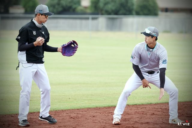 KT 유준규(오른쪽)가 호주 질롱 베이스볼센터에서 박기혁 수비코치와 내야수비훈련을 하고 있다. 사진제공｜KT 위즈