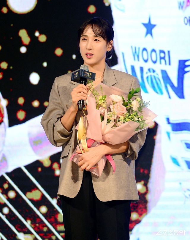 우리은행 김단비가 24일 서울드래곤시티호텔에서 열린 정규리그 시상식에서 MVP상을 받은 뒤 소감을 밝히고 있다. 김단비는 8관왕으로 역대 최다 수상 타이 기록도 세웠다. 김민성 기자 marineboy@donga.com