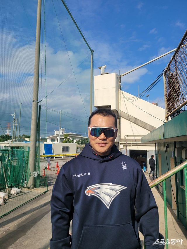 한화 장세홍 트레이닝 코치가 22일 일본 오키나와 구시카와구장에서 스포츠동아와 인터뷰를 마친 뒤 사진촬영을 하고 있다. 류현진의 트레이닝을 전담하고 있는 그는 “류현진이 2022년 수술을 받은 후 지금 몸 상태가 가장 좋다”고 밝혔다. 오키나와(일본)｜장은상 기자 award@donga.com