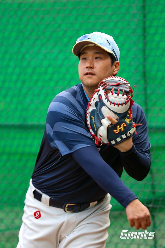 롯데 유강남이 대만 타이난 아시아-태평양국제야구훈련센터에서 포수훈련을 소화하고 있다. 사진제공｜롯데 자이언츠