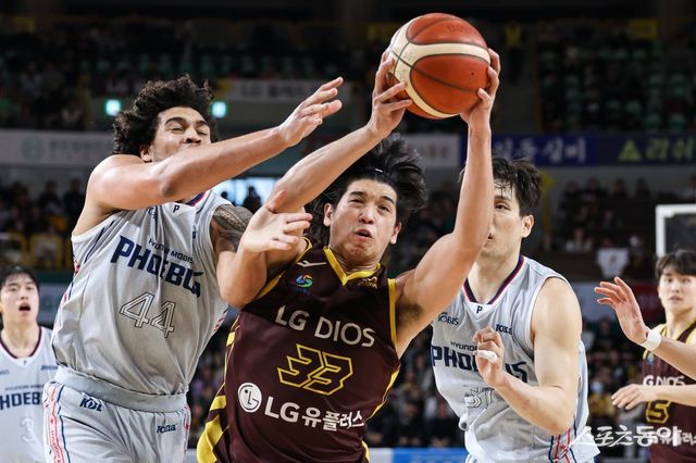 LG-현대모비스의 맞대결 장면. 사진제공｜KBL