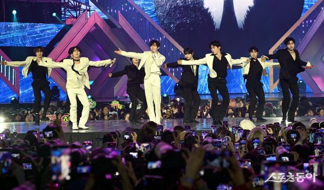 국민이 ‘픽’한 최상의 아웃풋, 그룹 제로베이스원은 제1회 디 어워즈에서 ‘올해의 레코드’를 비롯, 4관왕을 거머쥐었다. 김민성 기자 marineboy@donga.com