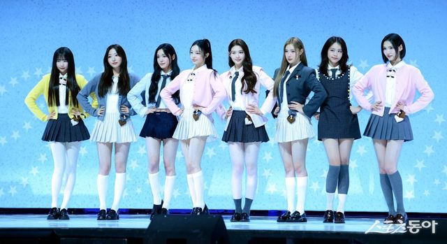 SM엔터테인먼트의 신인 걸그룹 하츠투하츠(Hearts2Hearts, 왼쪽부터 예온, 스텔라, 유하, 이안, 에이나, 주은, 카르멘, 지우))가 24일 서울 광진구 예스24 라이브홀에서 열린 첫 싱글 ‘The Chase’(더 체이스)’ 발매 쇼케이스에서 포토타임을 갖고 있다. 김종원 기자 won@donga.com