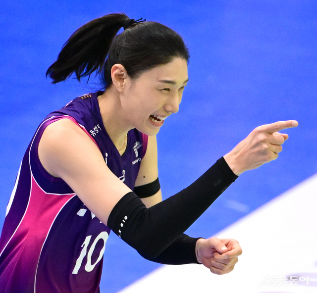 ‘라스트 댄스’를 시작한 흥국생명 김연경이 21일 현대건설과 V리그 여자부 5라운드 원정경기 도중 환호하고 있다. 사진제공｜KOVO