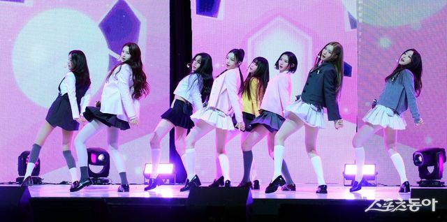 SM엔터테인먼트의 신인 걸그룹 하츠투하츠(Hearts2Hearts)가 24일 서울 광진구 예스24 라이브홀에서 열린 첫 싱글 ‘The Chase’(더 체이스)’ 발매 쇼케이스에서 화려한 무대를 펼치고 있다. 김종원 기자 won@donga.com