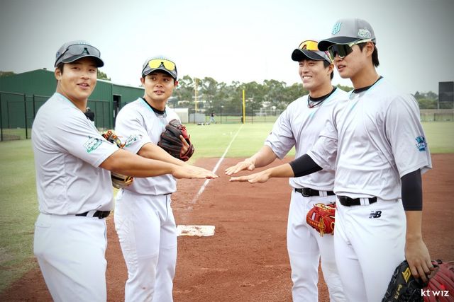 KT 강민성, 권동진, 천성호, 윤준혁(왼쪽부터)이 호주 질롱 베이스볼센터에서 훈련하던 도중 파이팅을 외치고 있다. 사진제공｜KT 위즈