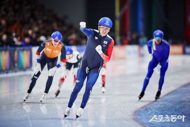 이승훈(가운데)이 24일(한국시간) 열린 ISU 2024~2025시즌 월드컵 시리즈 5차 대회 남자 매스스타트에서 1위로 골인한 뒤 환호하고 있다. 사진제공｜ISU