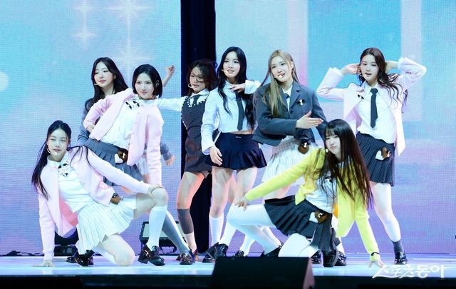 SM엔터테인먼트의 신인 걸그룹 하츠투하츠(Hearts2Hearts)가 24일 서울 광진구 예스24 라이브홀에서 열린 첫 싱글 ‘The Chase’(더 체이스)’ 발매 쇼케이스에서 화려한 무대를 펼치고 있다. 김종원 기자 won@donga.com