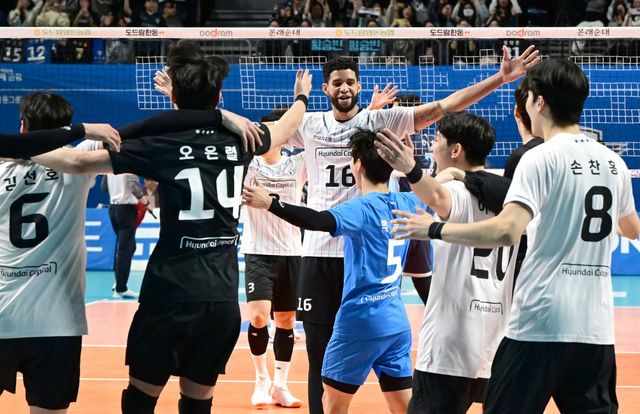 현대캐피탈 선수들이 22일 장충체육관에서 열린 우키카드와 원정경기에서 승리해 V리그 역대 최단기간 정규리그 1위를 확정한 뒤 기뻐하고 있다. 사진제공｜KOVO