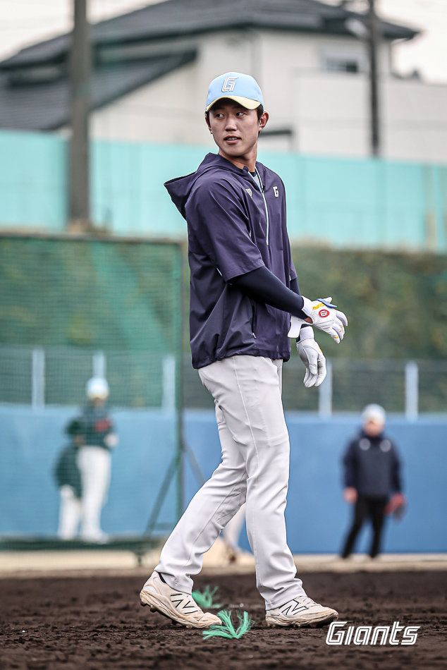 롯데 전민재가 23일 일본 미야자키 난고스타디움에서 펼쳐진 세이부와 연습경기를 앞두고 훈련하고 있다. 사진제공｜롯데 자이언츠