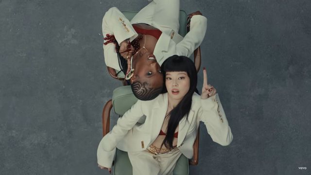 글로벌 래퍼 도이치와 블랙핑크 제니(왼쪽부터)가 함께 출연한 ‘엑스트라엘’ 뮤직비디오. 사진출처|제니 뮤직비디오 영상 캡처