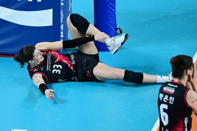 정관장 부키리치(왼쪽)가 22일 대전충무체육관에서 열린 GS칼텍스와 ‘도드람 2024~2025 V리그’ 여자부 정규리그 5라운드 홈경기 1세트 도중 블로킹 후 착지하는 과정에서 왼 발목을 접질려 고통스러워하고 있다. 사진제공｜KOVO