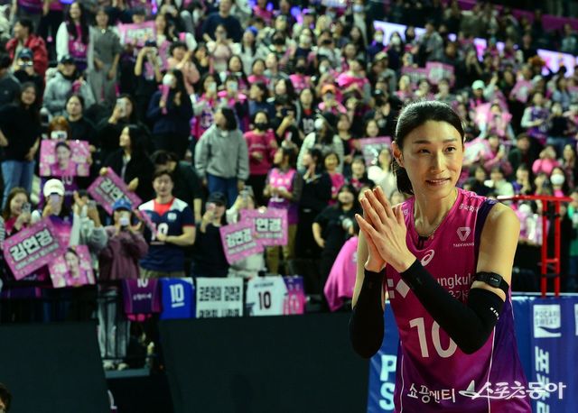 흥국생명 김연경이 25일 인천 삼산월드체육관에서 열린 V리그 여자부 홈경기에서 IBK기업은행를 꺾고 정규리그 1위 탈환에 바짝 다가선 뒤 홈 관중을 향해 박수를 보내며 기쁨을 나누고 있다. 인천｜김민성 기자 marineboy@donga.com