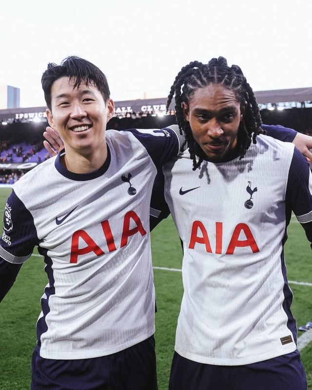 토트넘 손흥민(왼쪽)은 EPL 70-70 고지 돌파에 만족하지 않는다. EPL 공격 포인트 200개와 토트넘 최초의 100·100까지 넘보고 있다. 23일(한국시간) 입스위치와 원정경기를 4-1 대승으로 마친 뒤 활짝 웃는 모습. 사진출처｜토트넘 SNS
