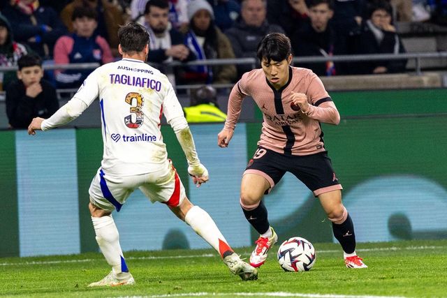 PSG 이강인(오른쪽)이 24일(한국시간) 그루파마 스타디움에서 열린 올랭피크 리옹과 2024~2025시즌 프랑스 리그앙 23라운드 원정경기 도중 니콜라스 탈리아피코를 상대로 돌파를 시도하고 있다. 사진출처｜PSG 홈페이지