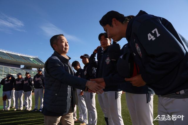 박정원 두산 구단주(왼쪽)가 곽빈과 악수를 나누며 격려하고 있다. 사진제공｜두산 베어스