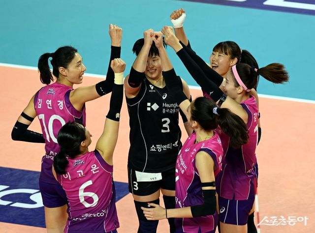 흥국생명 김연경(10번)이 25일 인천삼산월드체육관에서 열린 IBK기업은행과의 V리그 여자부 홈경기에서 서브 에이스에 성공한 뒤 팀 후배들과 흥겨운 세리머니를 펼치고 있다. 이날 승리한 흥국생명은 26일 정관장이 GS칼텍스에게 패하면서 2시즌 만의 정규리그 우승을 확정했다. 인천｜김민성 기자 marineboy@donga.com