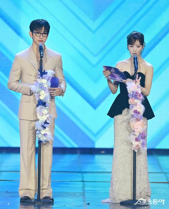 ‘제 1회 디 어워즈’ 시상자로 나선 박진영과 노정의(왼쪽부터). 주현희 기자 teth1147@donga.com