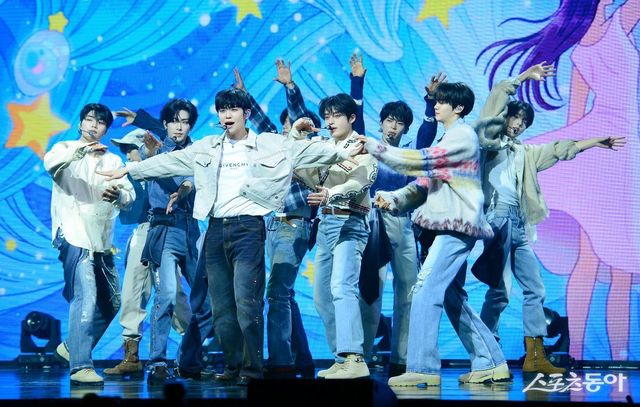 대상 그룹의 위엄! 그룹 제로베이스원(ZEROBASEONE)이 24일 서울 용산구 블루스퀘어에서 미니 5집 ‘블루 파라다이스’(BLUE PARADISE) 발매 쇼케이스을 열고 화려하게 컴백했다. 김종원 기자 won@donga.com