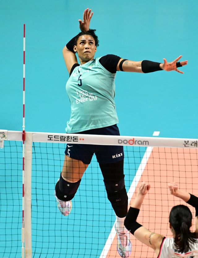 GS칼텍스 실바가 26일 장충체육관에서 벌어진 정관장과 ‘도드람 2024~2025 V리그’ 여자부 정규리그 6라운드 홈경기 도중 스파이크를 날리고 있다. 실바가 34점을 뽑은 GS칼텍스는 3-1로 이겨 정관장의 정규리그 우승 도전을 막아섰다. 사진제공｜KOVO