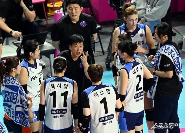 IBK기업은행 선수들이 25일 인천삼산월드체육관에서 벌어진 흥국생명과 원정경기 도중 작전타임을 갖고 있다. 인천｜김민성 기자 marineboy@donga.com