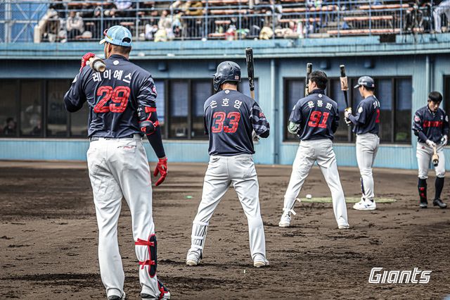 롯데 빅터 레이예스, 손호영, 윤동희(왼쪽부터)가 23일 일본 미야자키 난고스타디움에서 열린 세이부와 연습경기를 앞두고 타격 훈련을 하고 있다. 사진제공｜롯데 자이언츠