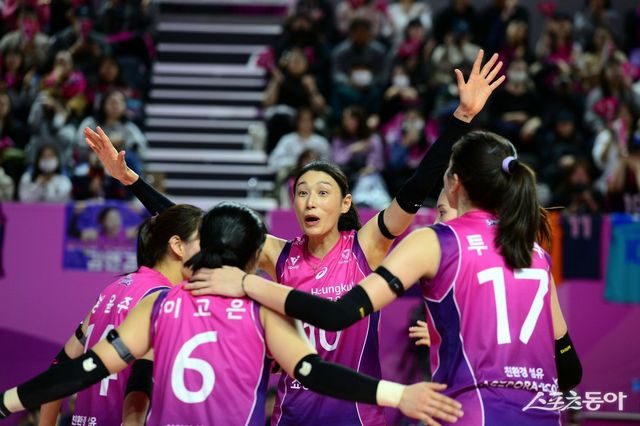 흥국생명은 4라운드 중반부터 김연경(가운데)을 중심으로 반등해 정규리그 우승을 차지했다. 스포츠동아DB